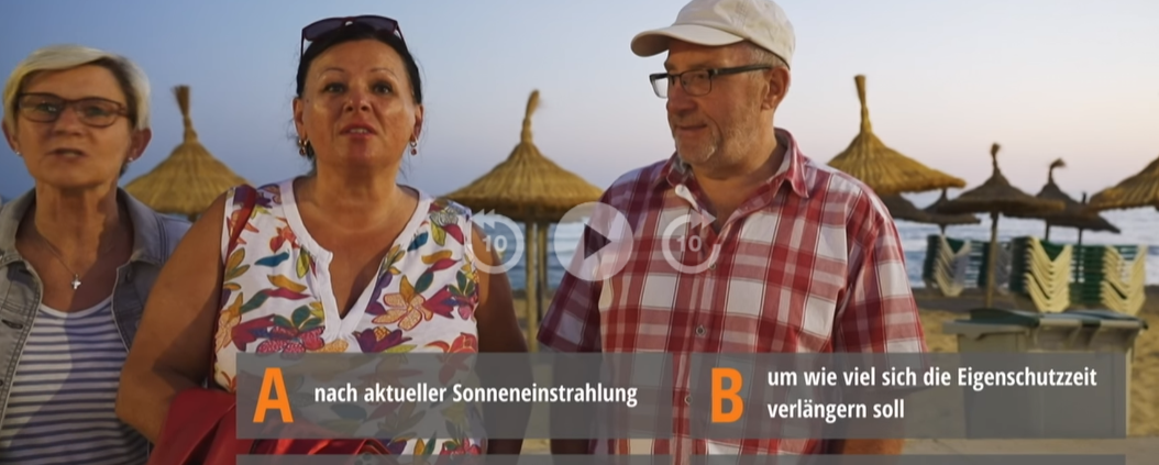 Zwei Frauen und ein Mann am Strand: Man sieht die vier möglichen Quiz-Antworten zur Frage, welchen Lichtschutzfaktor man wählen sollte.