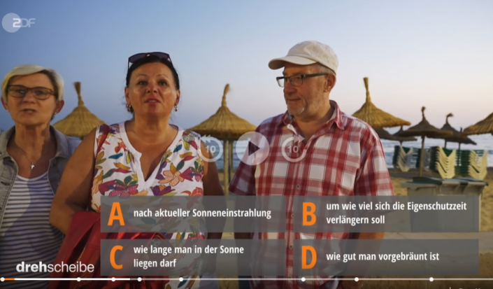Zwei Frauen und ein Mann am Strand: Man sieht die vier möglichen Quiz-Antworten zur Frage, welchen Lichtschutzfaktor man wählen sollte.