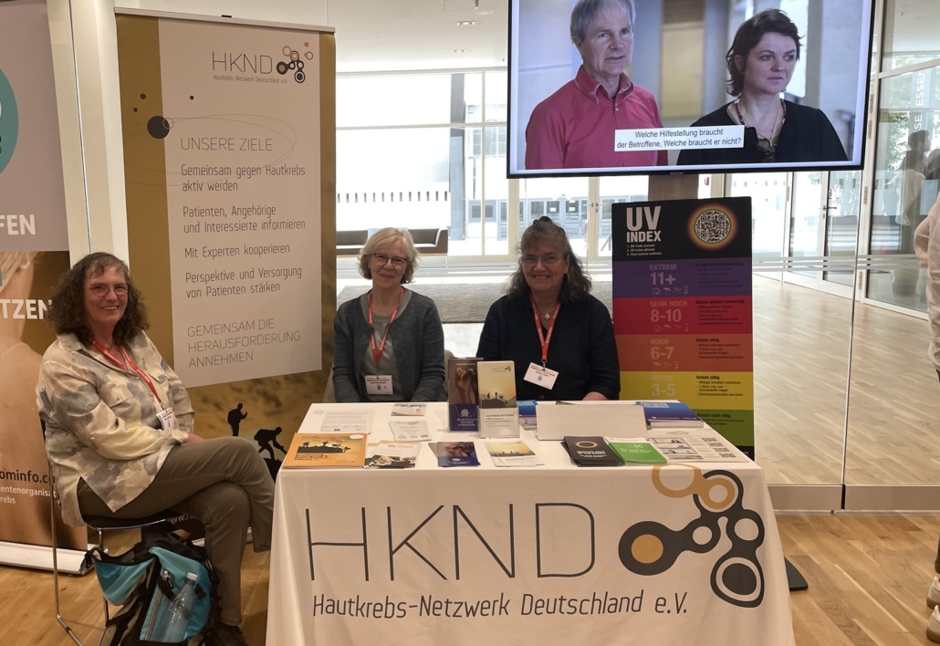 Drei Frauen auf dem Infostand des Hautkrebs-Netzwerks Deutschland beim ADO 2025