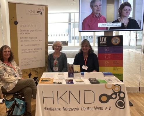 Drei Frauen auf dem Infostand des Hautkrebs-Netzwerks Deutschland beim ADO 2025