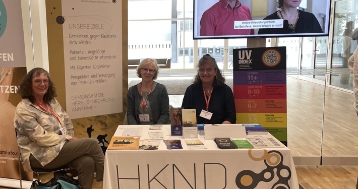 Drei Frauen auf dem Infostand des Hautkrebs-Netzwerks Deutschland beim ADO 2025